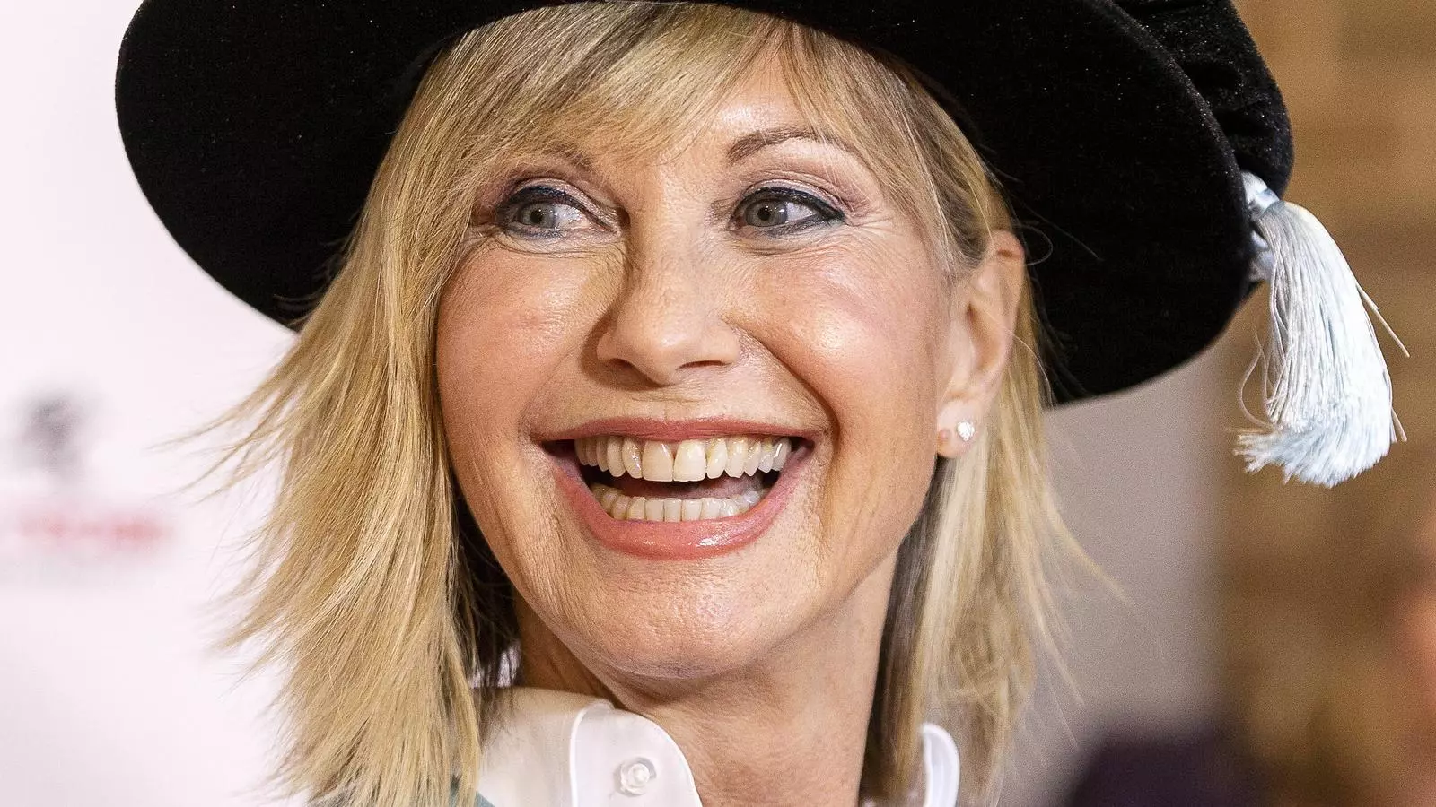 Olivia Newton-John, distingida com a dama de l'imperi britànic