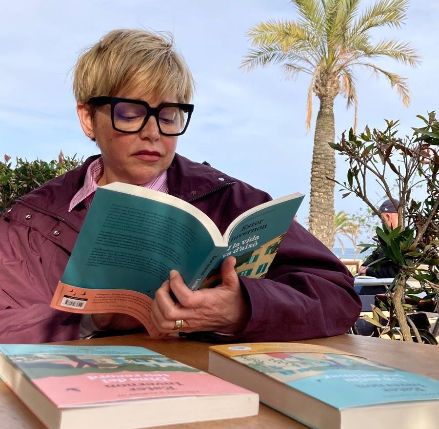 Ester Invernon llegint un dels seus llibres.