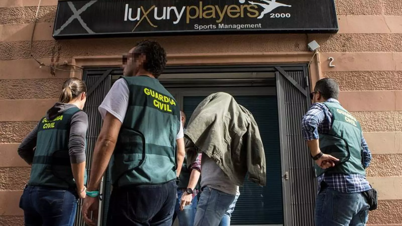 La Guàrdia Civil entra amb un dels detinguts en l'Operació Duarte a realitzar un registre