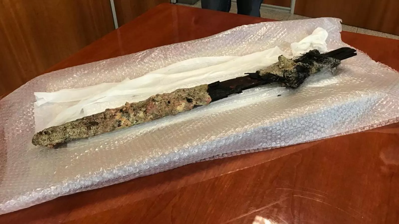 Troben una espasa antiga a 17 metres de profunditat a la cala de Portinatx