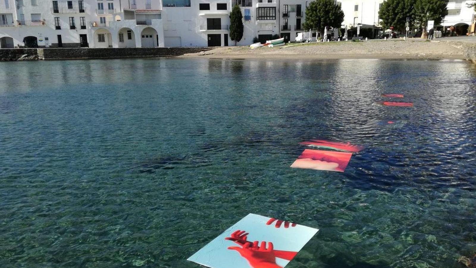 Fotografías flotantes en la playa Port d'Alguer de Cadaqués, en una edición anterior del Festival InCadaqués.