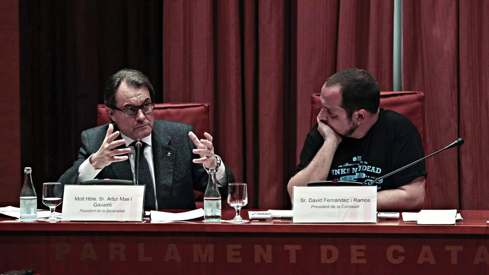 EL PRESIDENT COMPAREIXENT David Fernàndez, president de la comissió d’investigació, s’escolta Artur Mas.