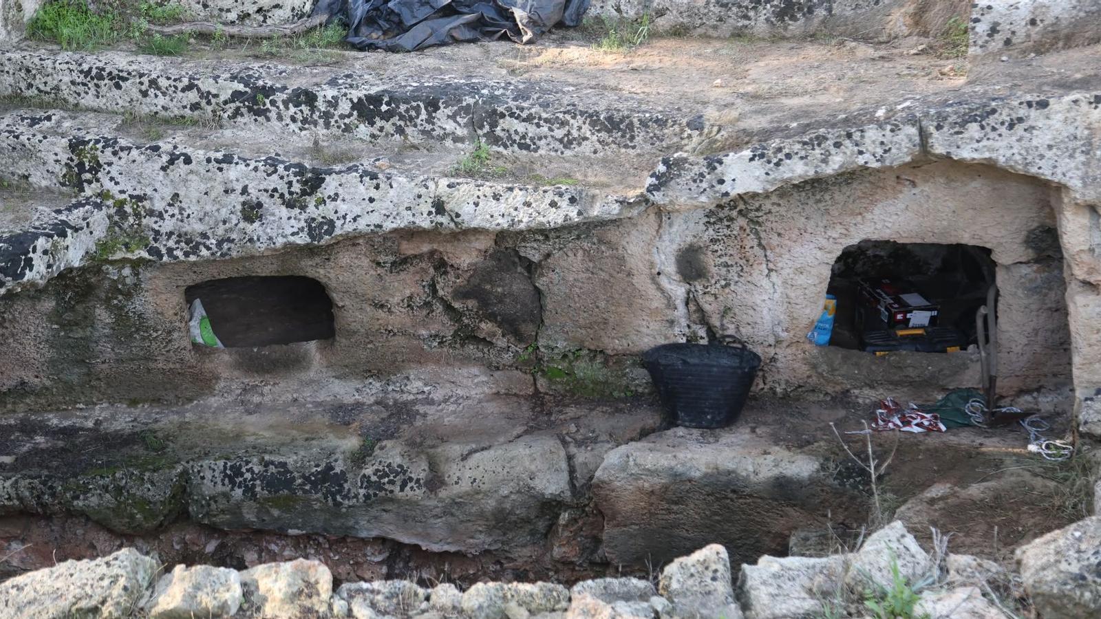 Excavacions a le necròpolis de Son Sunyer.