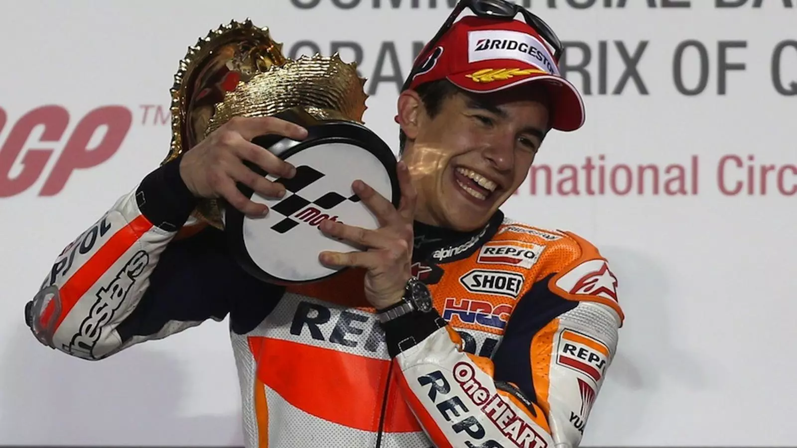 Marc Márquez celebra al podi el triomf al GP de Qatar de MotoGP / KARIM JAAFAR / AFP