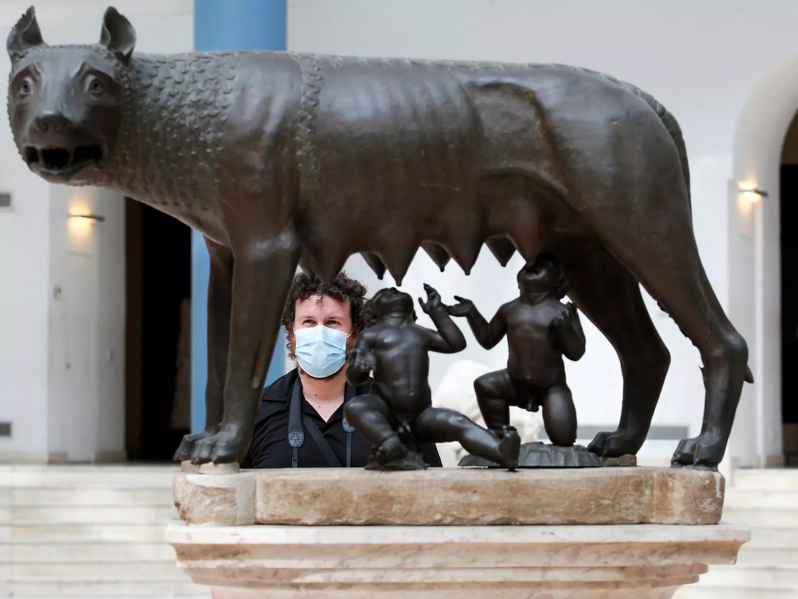 Un home als Museus Capitolins el dia que es reobrien al públic