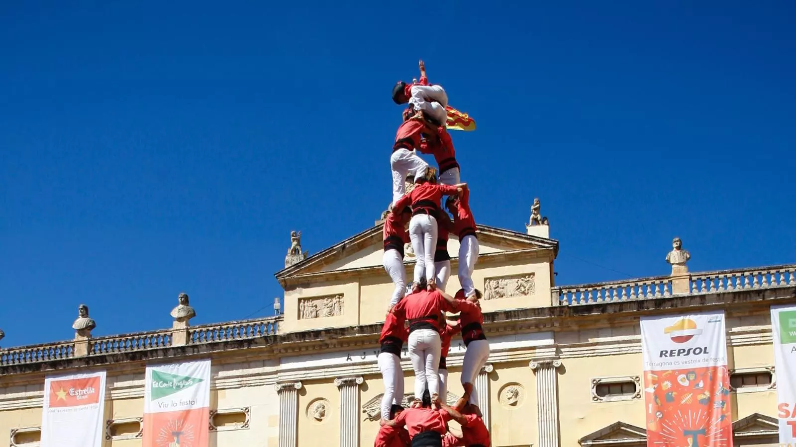 La Colla Vella dels Xiquets de Valls corona el 4d9 sense folre a la plaça de la Font