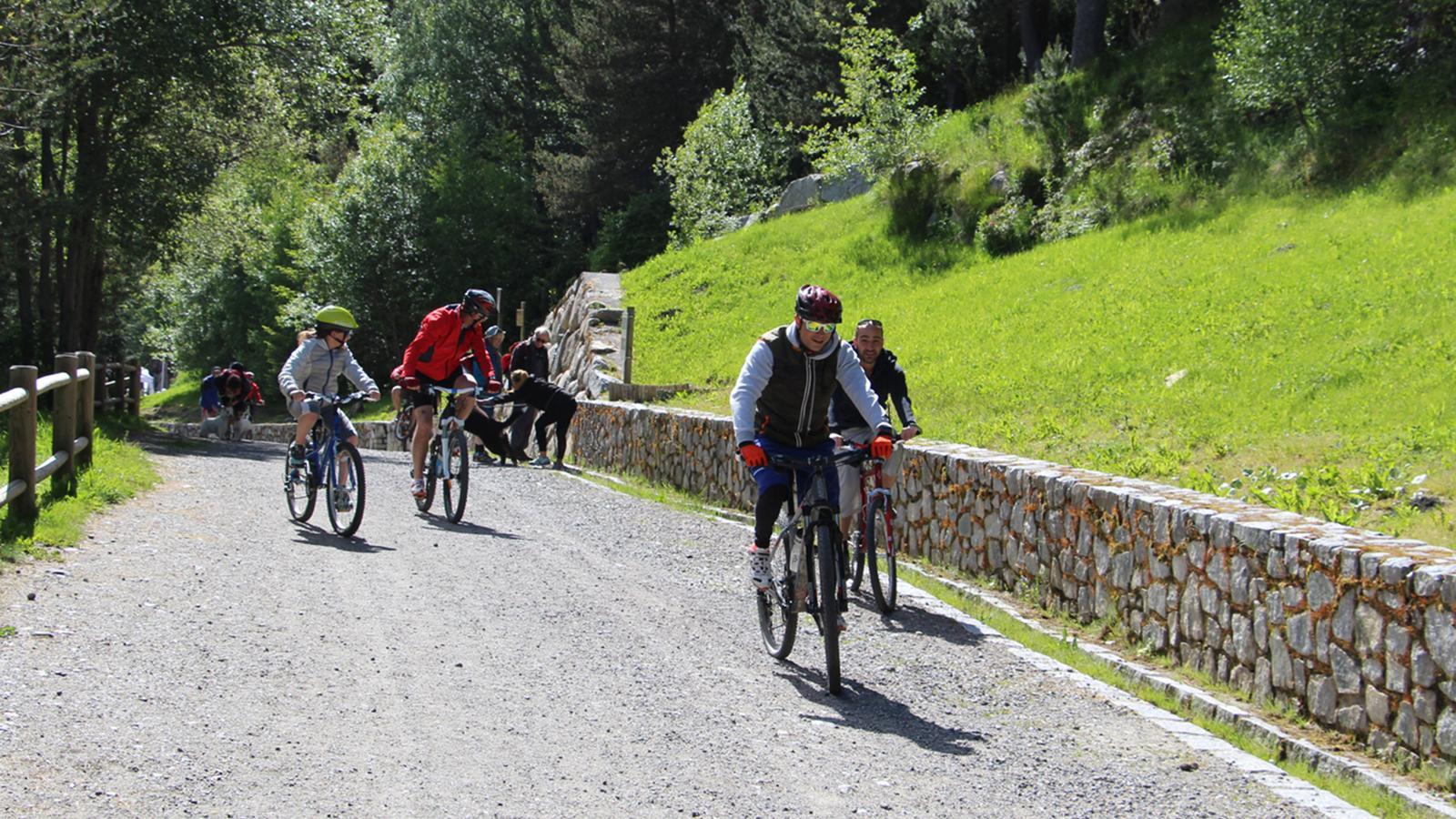 Ciclistes d'excursió. / ARXIU ANA