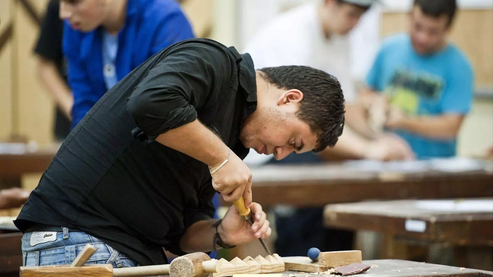 Un alumne durant una classe de fusteria