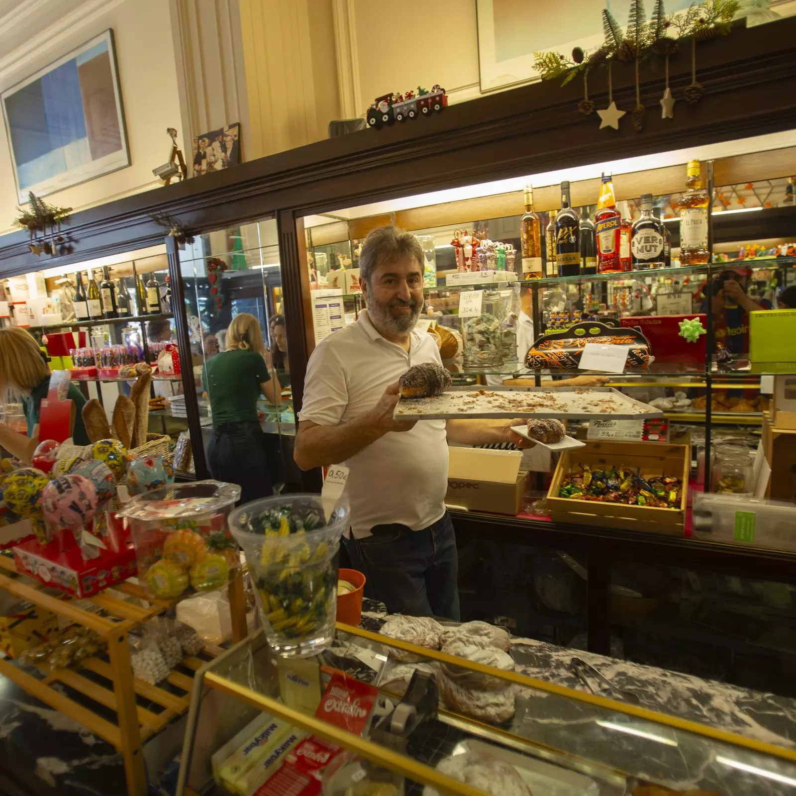 Clientes y vecinos se despiden de la histórica Pastelería Ideal durante la fiesta popular organizada por su cierre, con la esperanza de encontrar un relevo que permita traspasar el negocio.