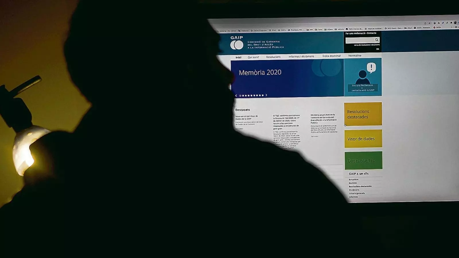 Una persona consulta la web de la GAIP, l’òrgan de transparència que controla l’administració catalana.