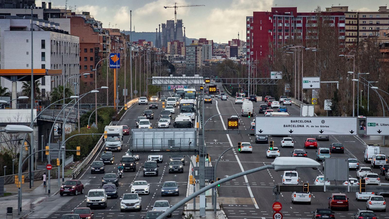 La salida de Barcelona por la avenida meridiana  a media tarde