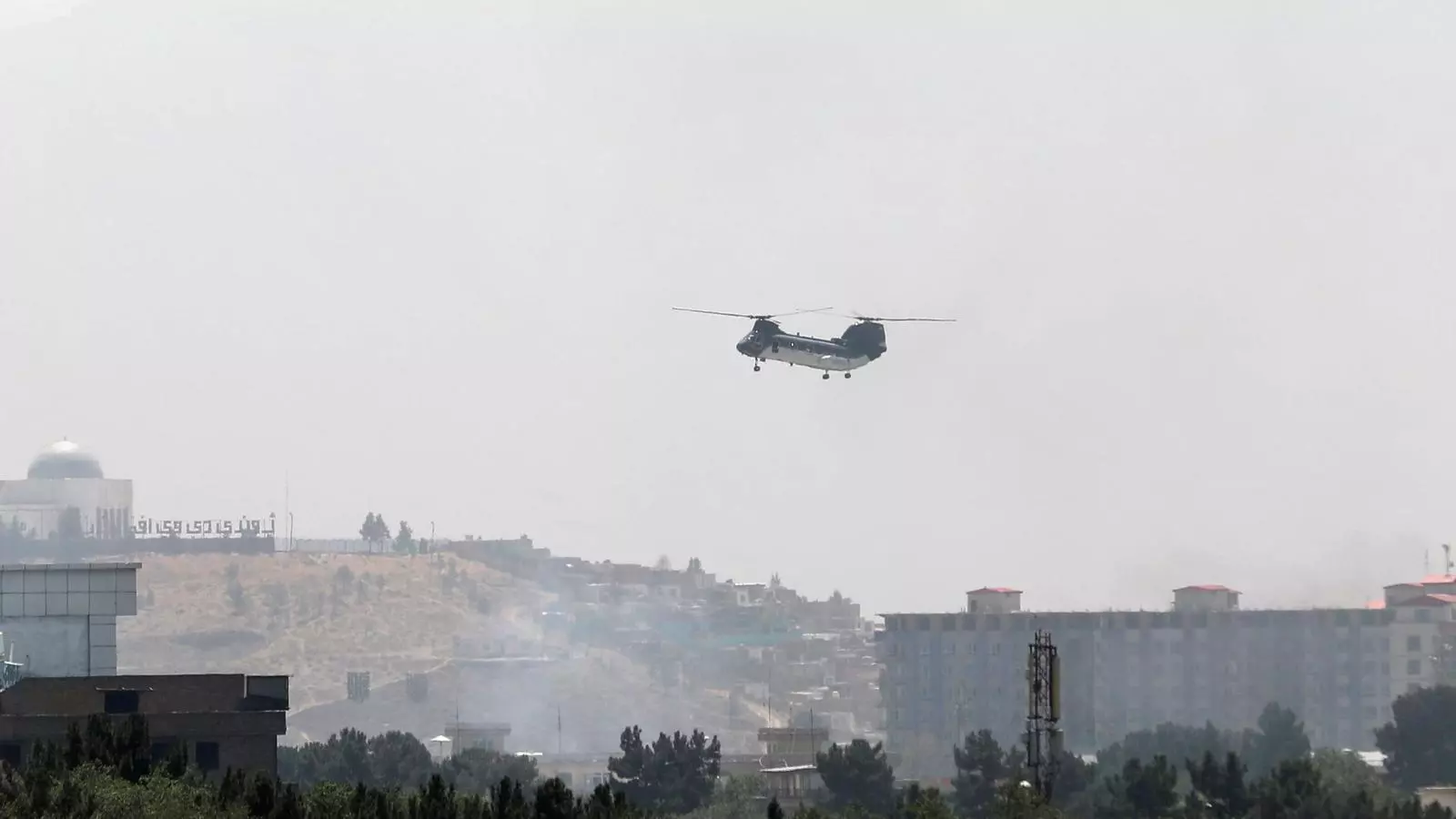 Un helicòpter militar participa en l'evacuació de l'ambaixada dels Estats Units, aquest diumenge a Kabul