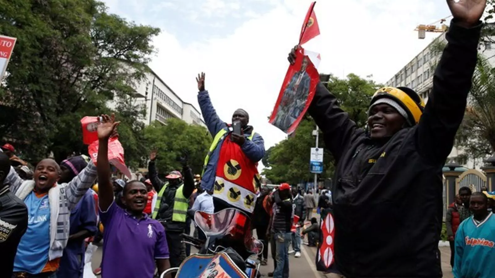 Simpatitzants del partit de Kenyatta celebren la confirmació de la victòria electoral pel Tribunal Suprem, a Nairobi.