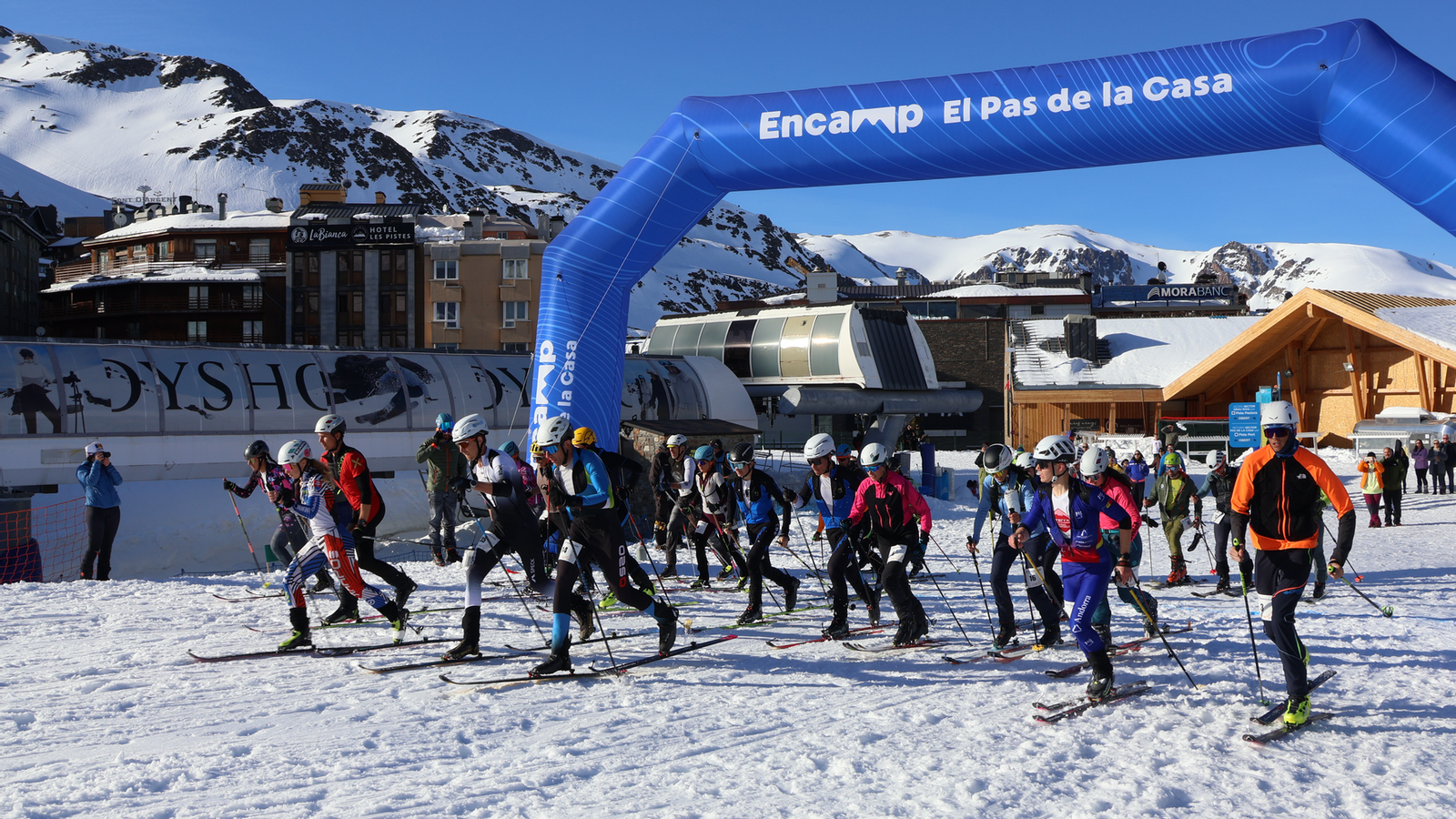 Els participants de la categoria general a la sortida de la prova.