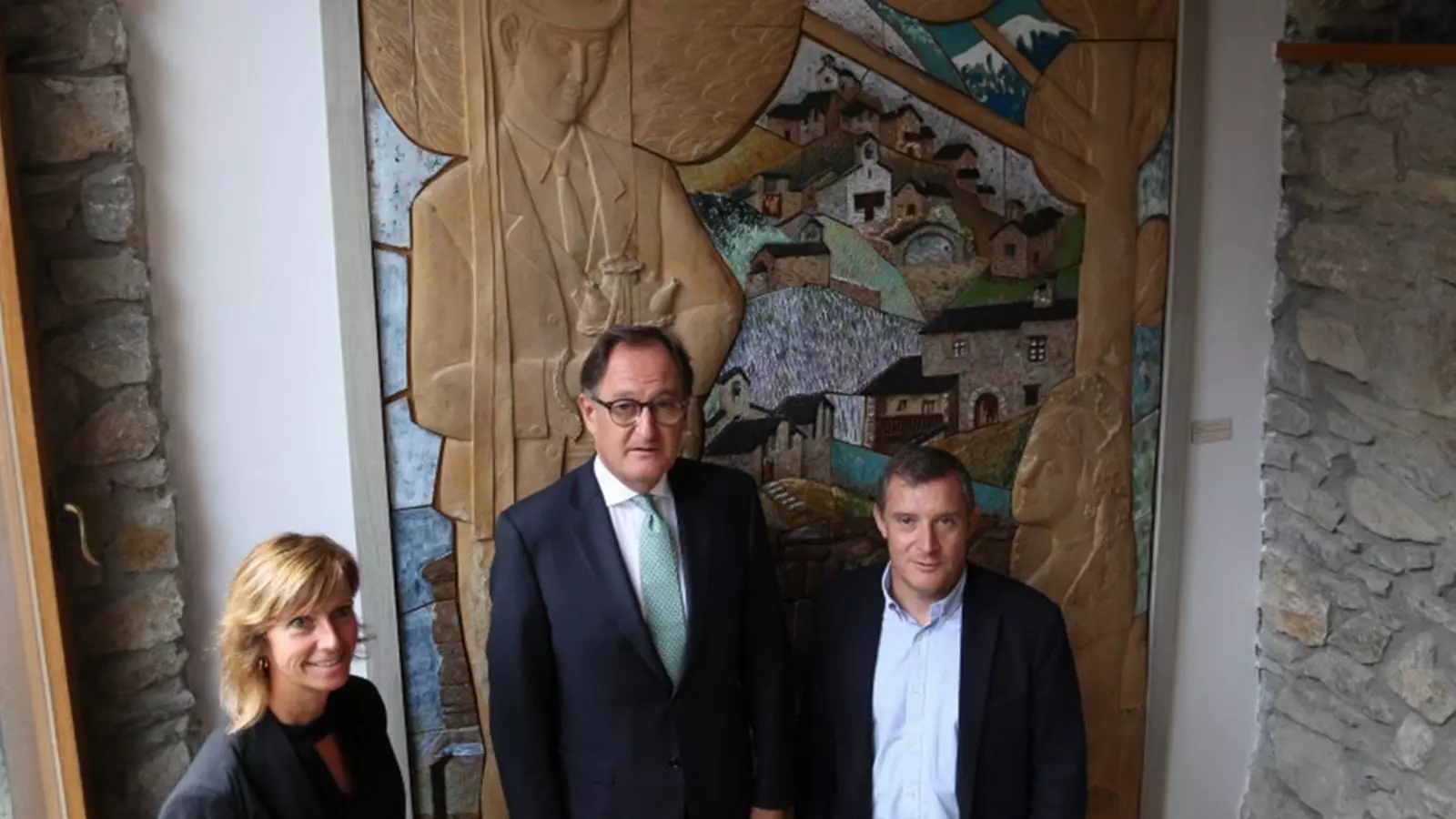 Els cònsols de Sant Julià de Lòria, Josep Majoral i Mireia Codina, i el conseller executiu i director general de Crèdit Andorrà, Xavier Cornella, amb l'obra cedida per part de l'entitat bancària.