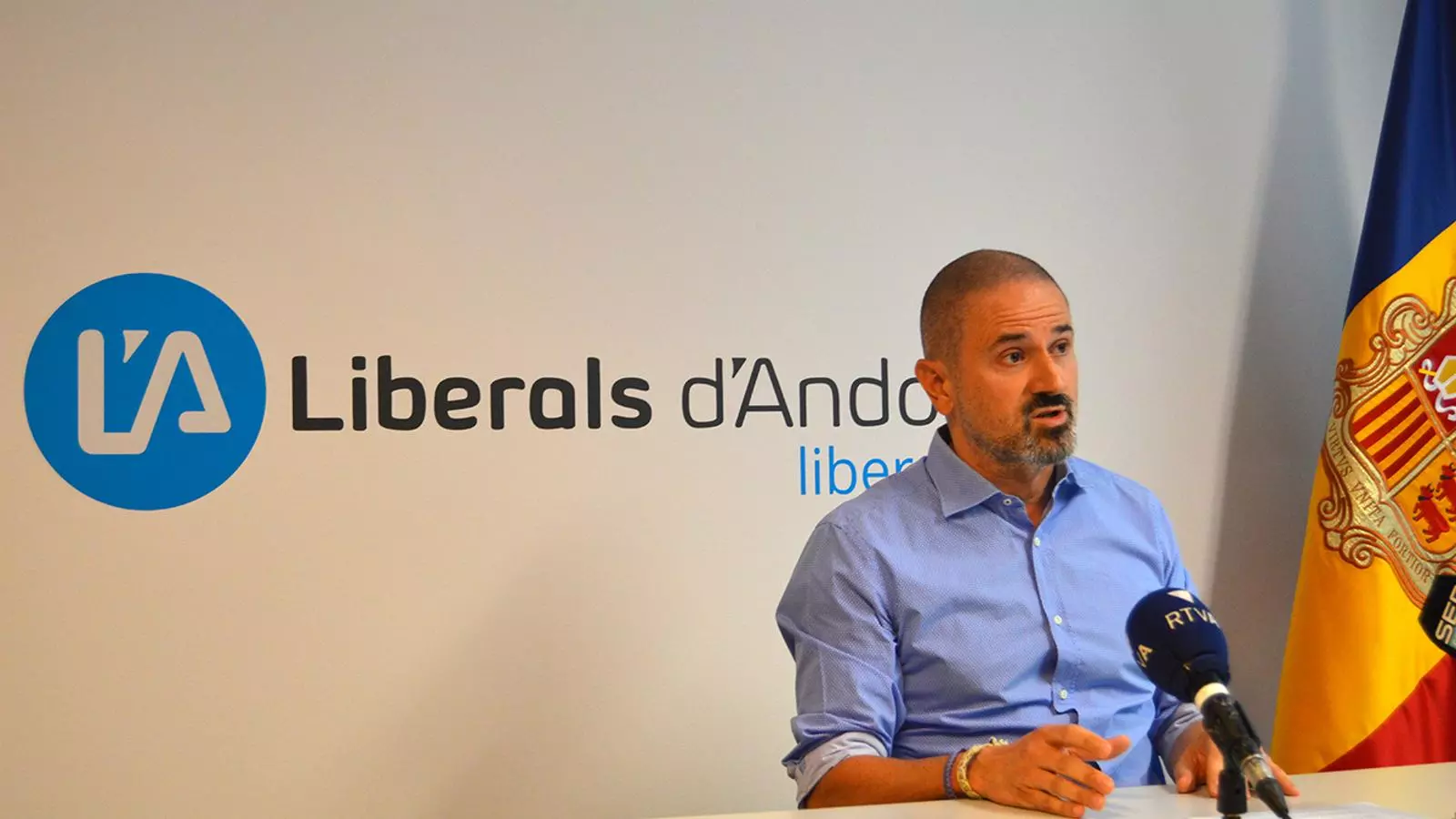 El secretari general de Liberals d'Andorra, Gerard Estrella, durant la roda de premsa. / M. F.