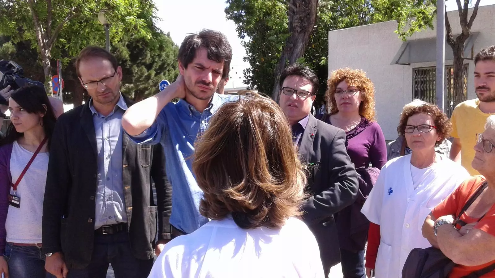 Ernest Urtasun, Joan Herrera i Joan Josep Nuet, aquest divendres amb treballadors de l'Hospital de Bellvitge / ARA