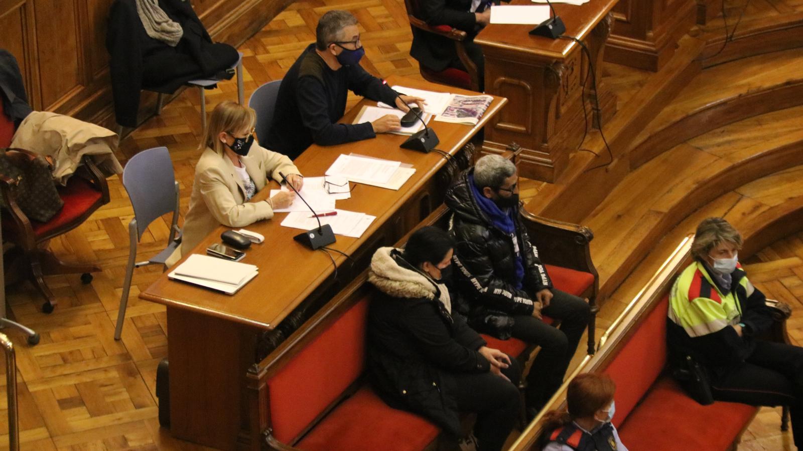 Los dos acusados durante la primera sesión del juicio a la Audiencia  de Barcelona.