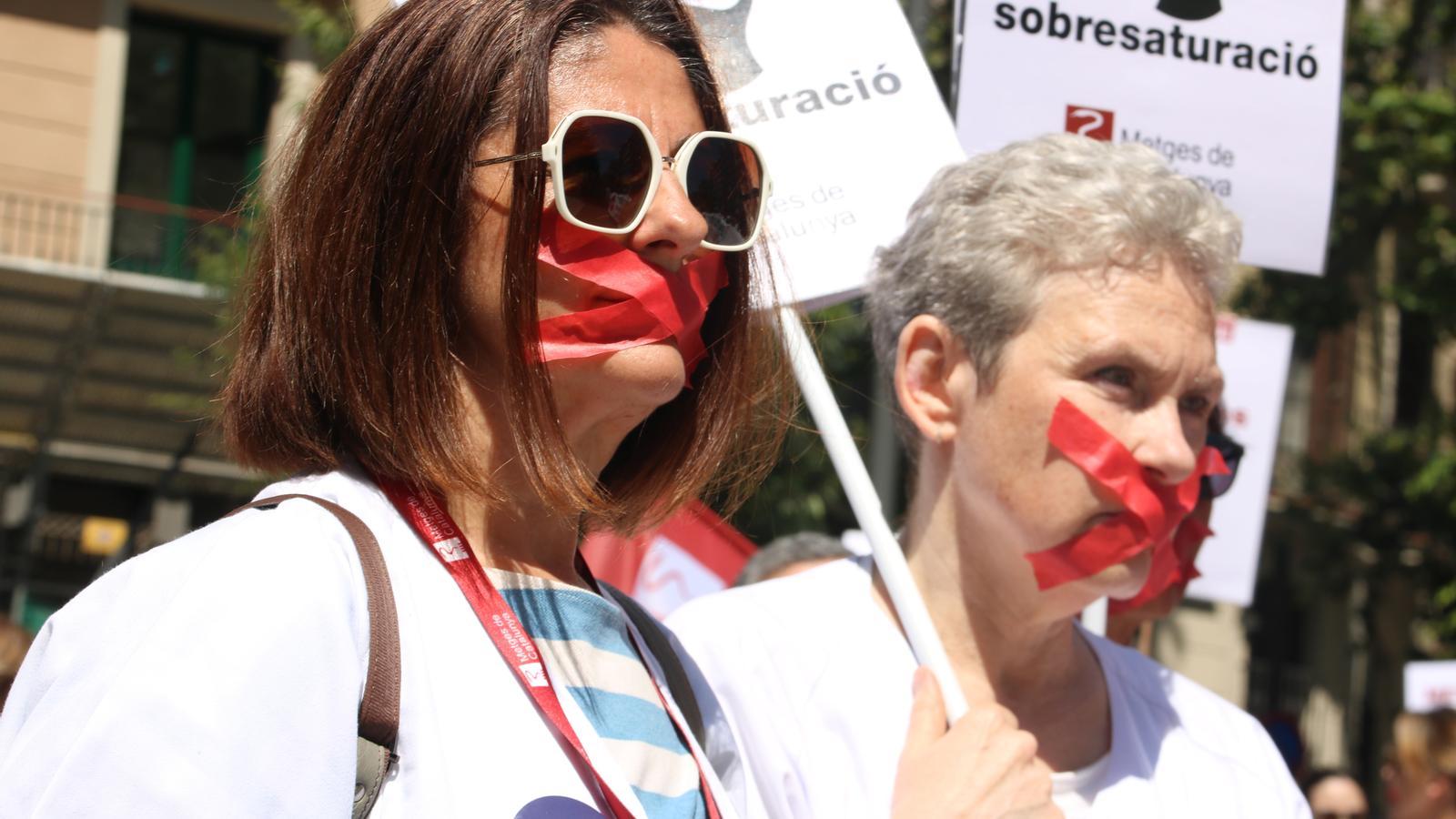 Doctors participating in this Wednesday's protest with tape on their mouths.