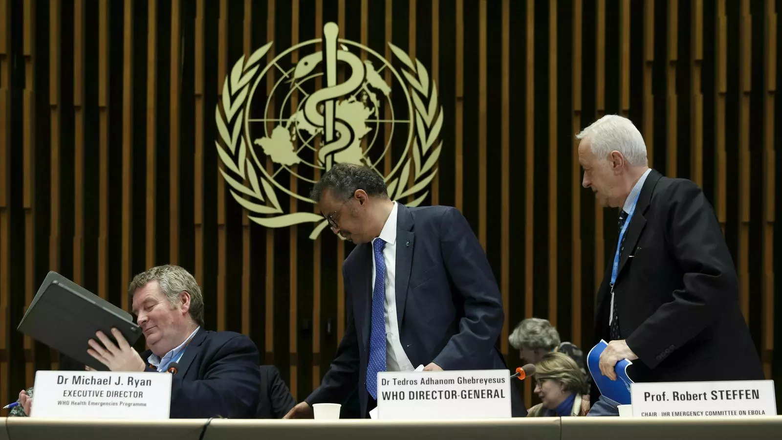 Michael Ryan, director executiu del programa OMS sobre emergències sanitàries, Tedros Adhanom Ghebreyesus, director general de l'OMS i el professor Robert Steffen, president de l'IHR Comitè d'emergència sobre Ebola, abandonen la conferència de premsa sobre la resposta al COVID-19 després de les conclusions del Fòrum Mundial d'Investigació i Innovació, a la seu de l'Organització Mundial de la Salut a Ginebra