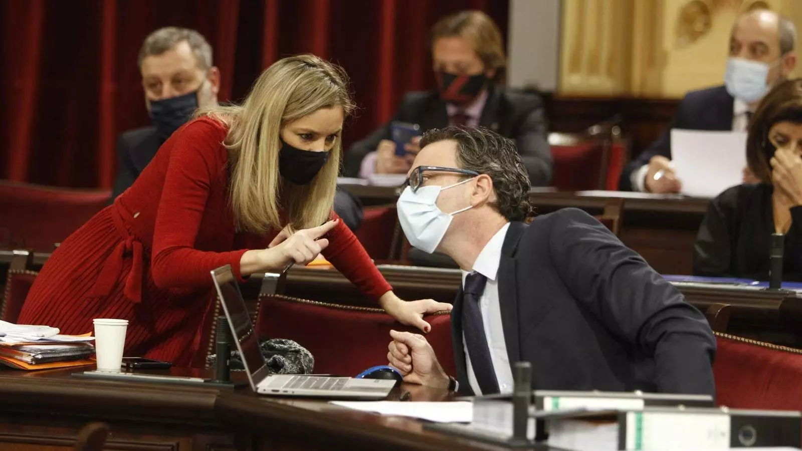 La portaveu de Ciutadans, Patricia Guasp, i el diputat del PP, Toni Costa, durant el debat de pressupostos