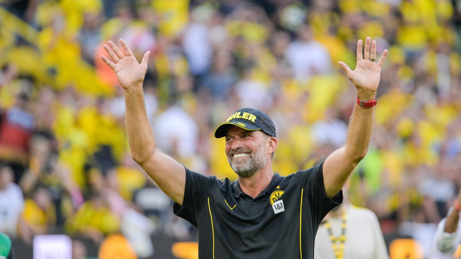 Jürgen Klopp received a tribute at the Borussia Dortmund stadium, a club he had coached. SASCHA SCHUERMANN / GETTY