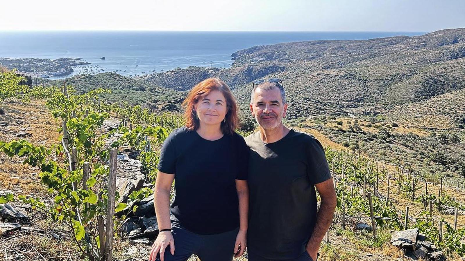 Encarna Castillo y Ton Mata en su viña en la montaña Negra, donde hacen el vino Maiadeu; al fondo, Cadaqués.