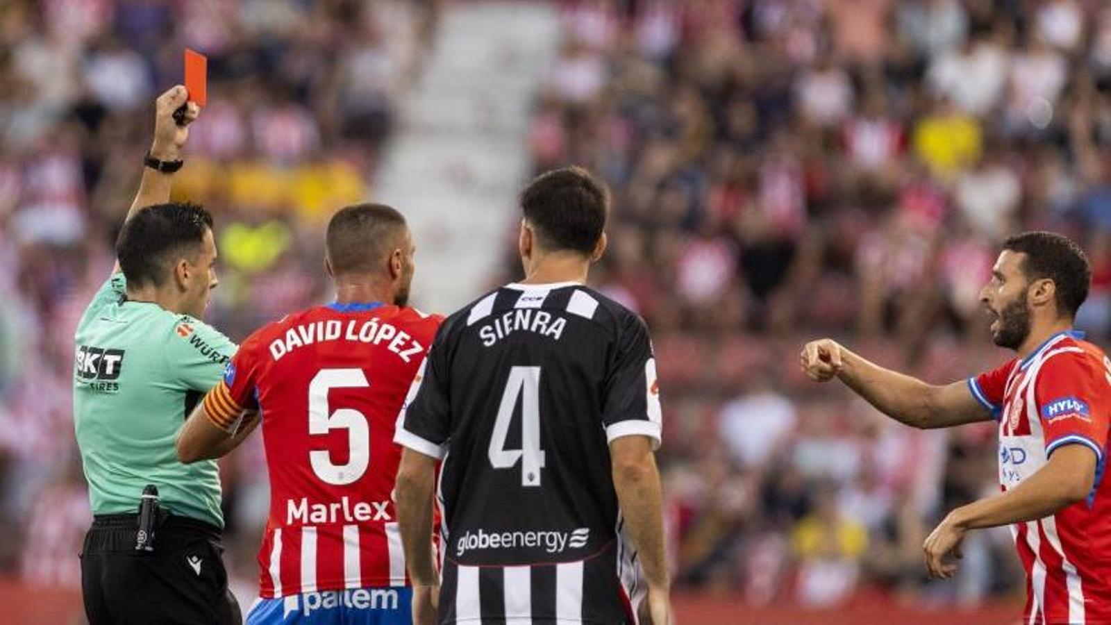 The referee José Antonio Villalobos, showing the red card to Abel Ruiz.