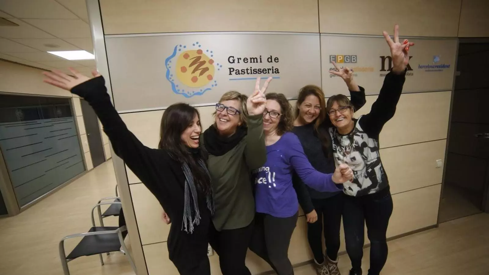 Treballadores del Gremi de Pastissers de Barcelona, que ha venut part de la Grossa de Sant Jordi, el 51393