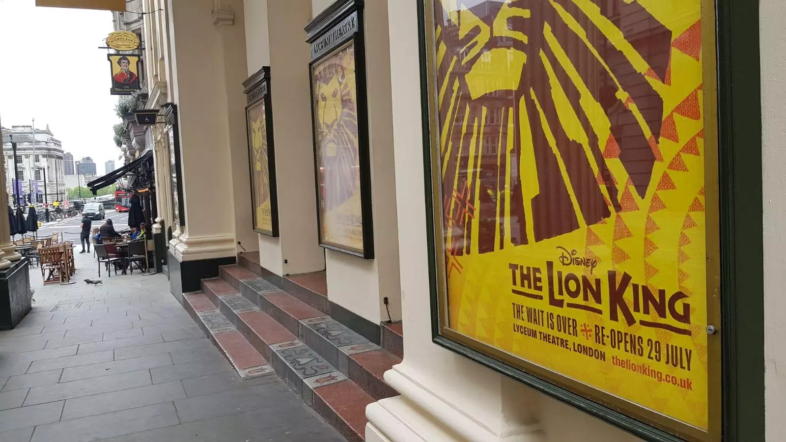 Una imatge de l'entrada del Lyceum Theater, on ja s'anuncia el retorn de les funcions per aquest proper estiu