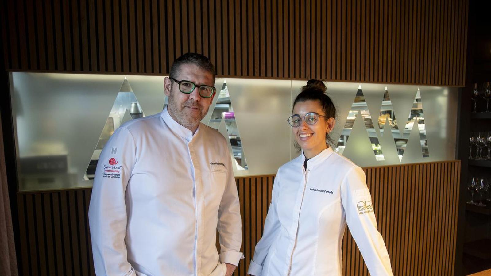 El cocinero Vicent Guimerà y Andrea de Ferrater en el restaurante Antic Molí de Ulldecona.