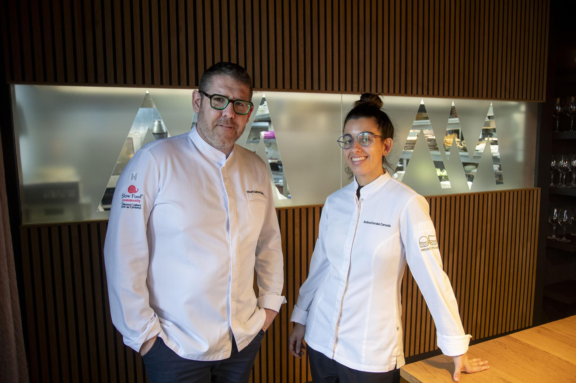 El cuiner Vicent Guimerà i l'Andrea de Ferrater al restaurant Antic Molí d'Ulldecona.