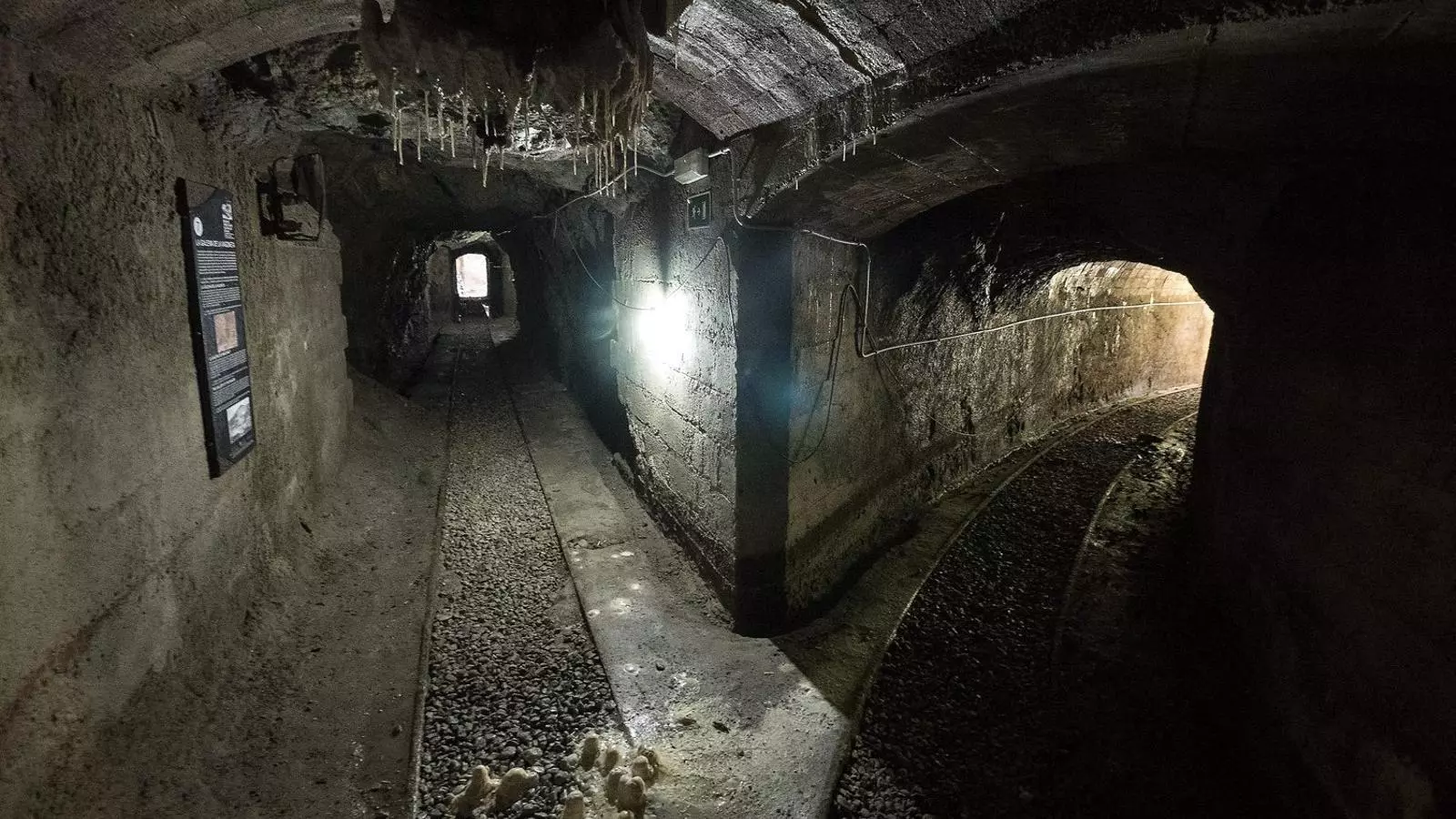 Galeries de l’antiga fàbrica de ciment Asland, a Castellar de n’Hug, que ara és una de les seus del Museu de la Ciència i de la Tècnica de Catalunya.