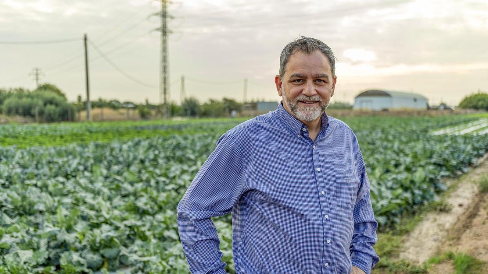 Jaume Torras, fotografiado en uno de sus campos en el parque agrario del Llobregat, en este caso en Viladecans