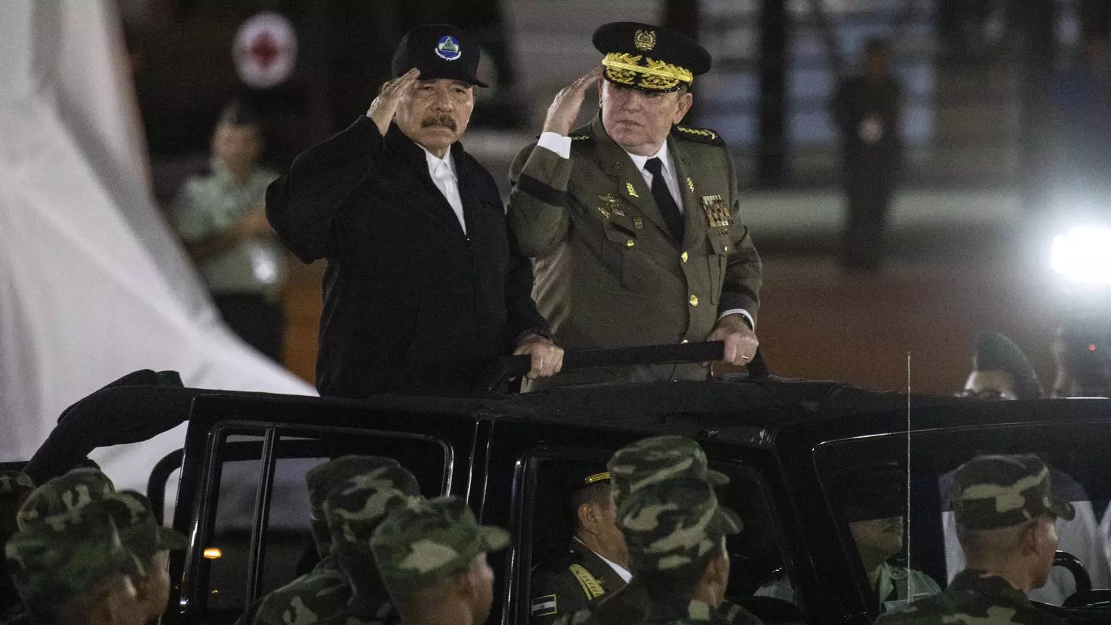El president de Nicaragua, Daniel Ortega (L) i el comandant en cap de l'exèrcit de Nicaragua, el general Julio Aviles (R), saluden durant una revista militar, en una imatge d'arxiu