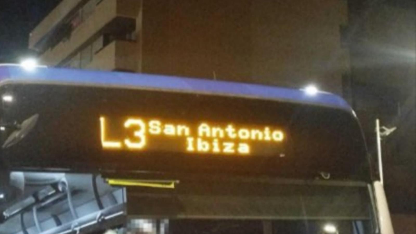 Un bus ibicenco con los rótulos en castellano.