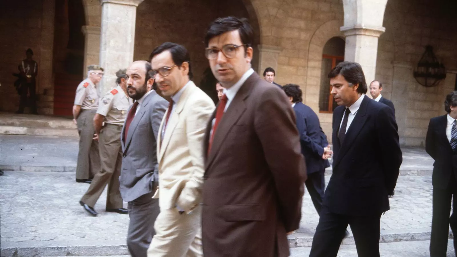 Joaquín Almunia, Alfonso Guerra i Ernest Lluch, quan era ministre de Sanitat, seguits pel president del govern espanyol de l'època, Felipe González