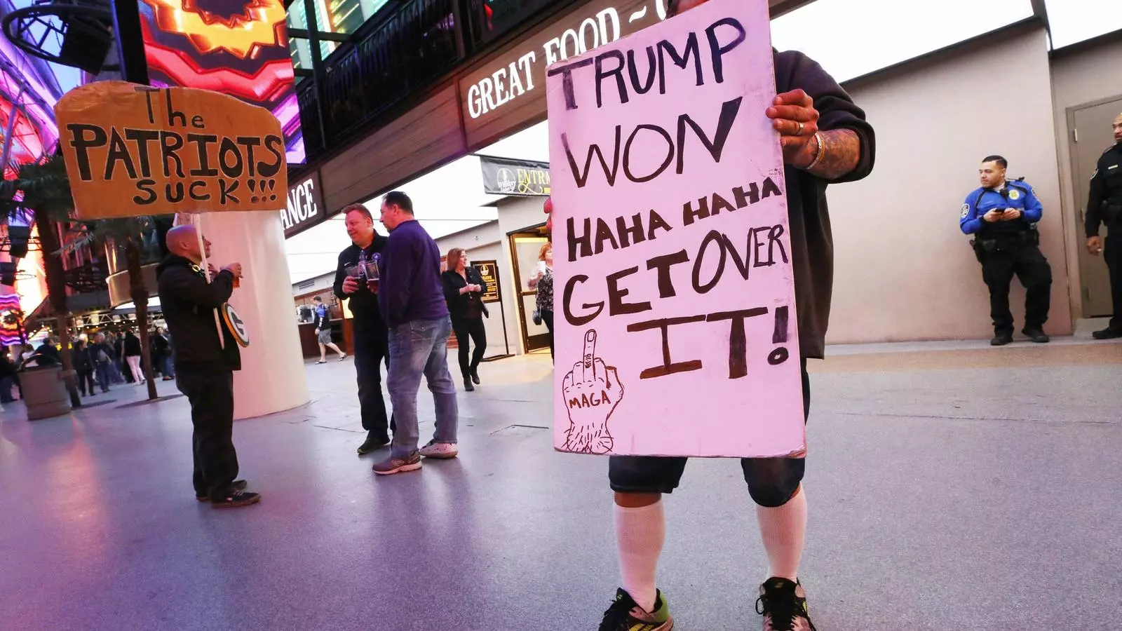 Un seguidor de Trump amb la pancarta: "Trumo va guanyar, hahaha, assumiu-ho".