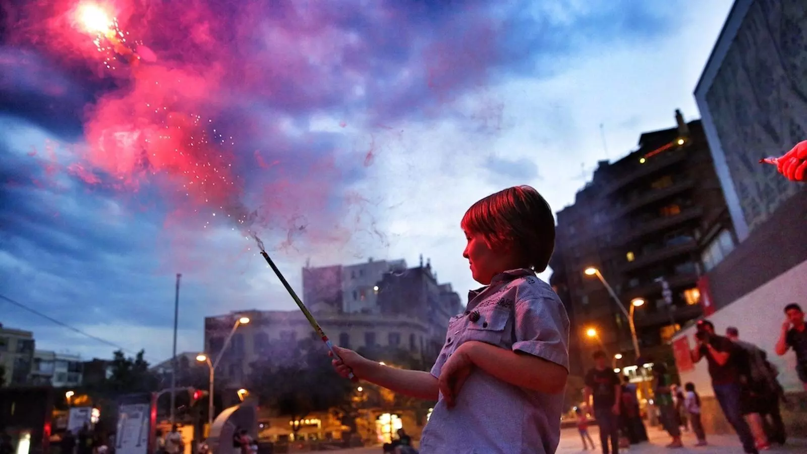 Un nen celebrant la revetlla de Sant Joan / PERE VIRGILI