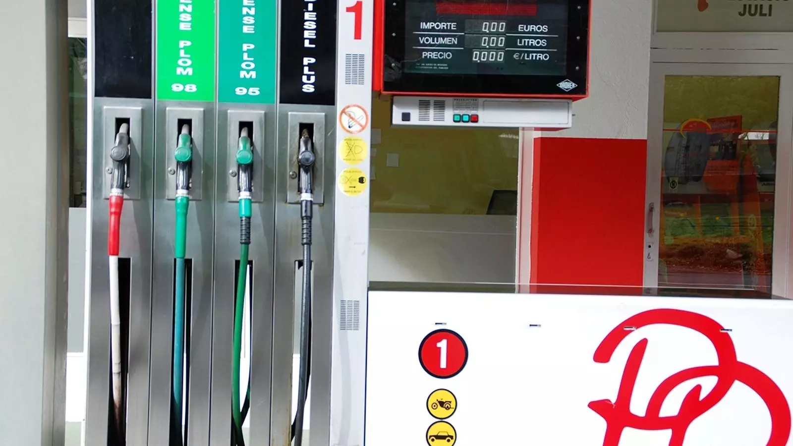 Els carburants han baixat de preu el mes de juliol. / ARXIU