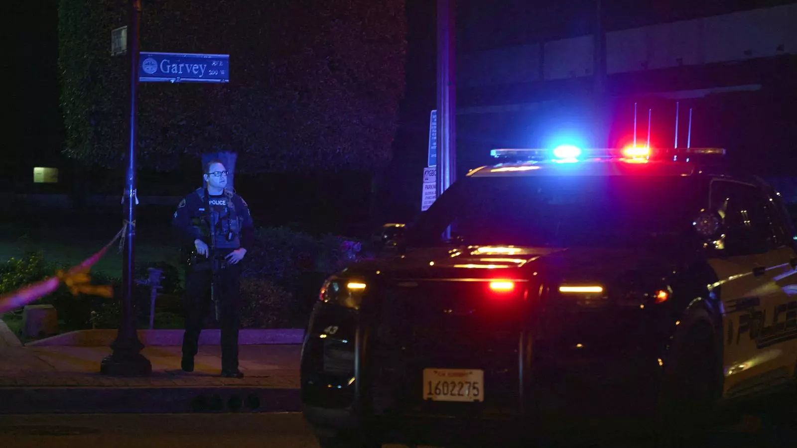 Agentes de la policía desplazados al lugar donde se ha producido el tiroteo esta madrugada.