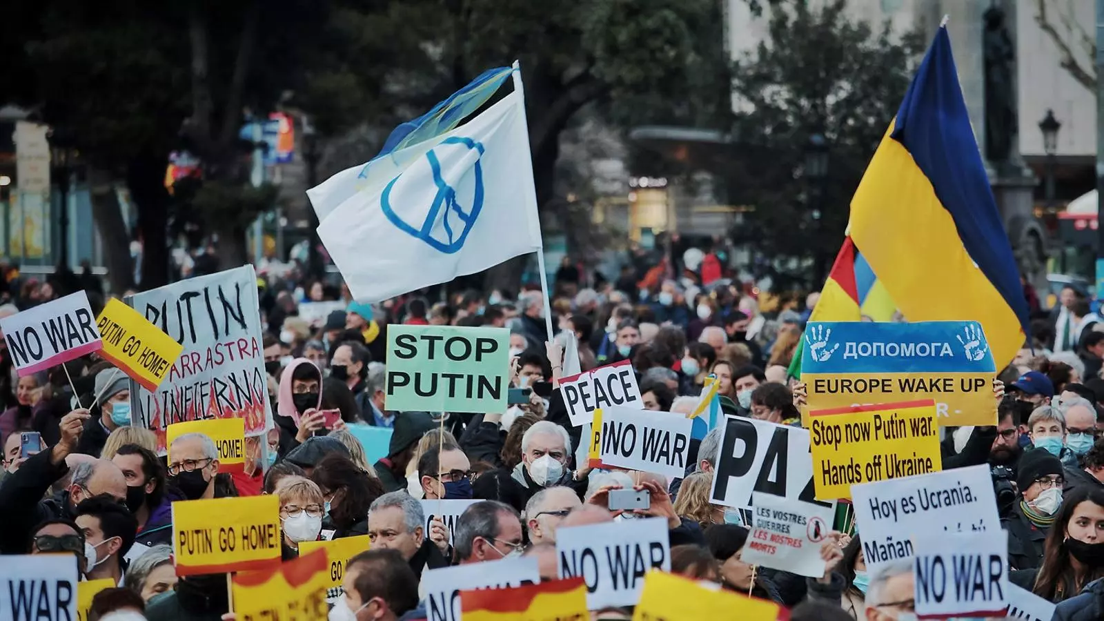 Pancartes contra la guerra i contra Putin ahir a la concentració de Barcelona.