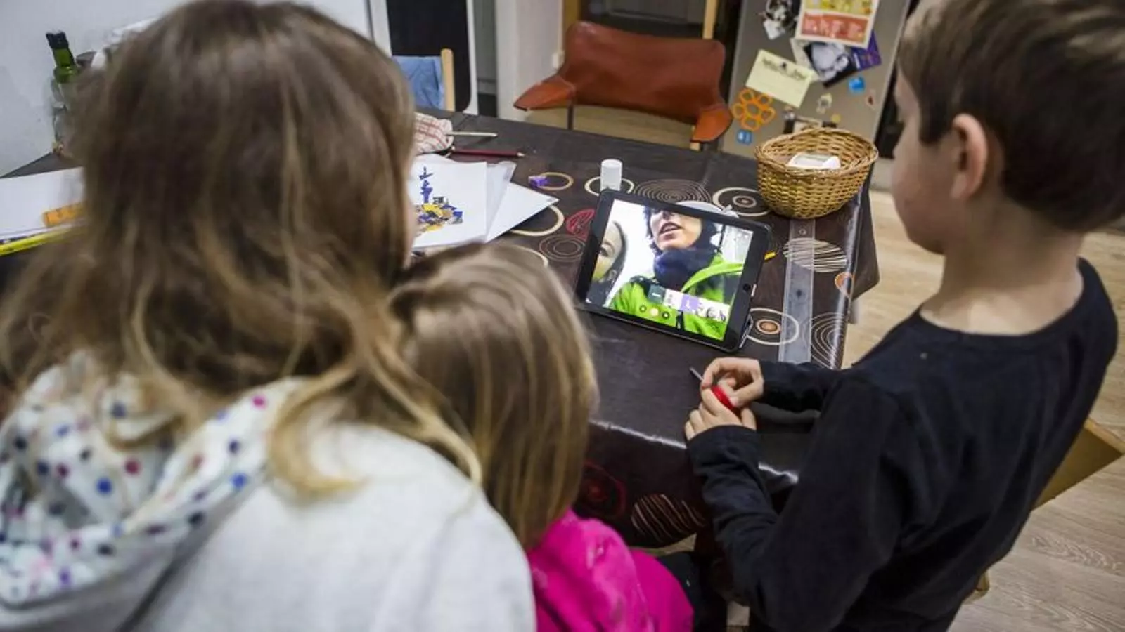 Una familia confinada en casa en una imagen de archivo