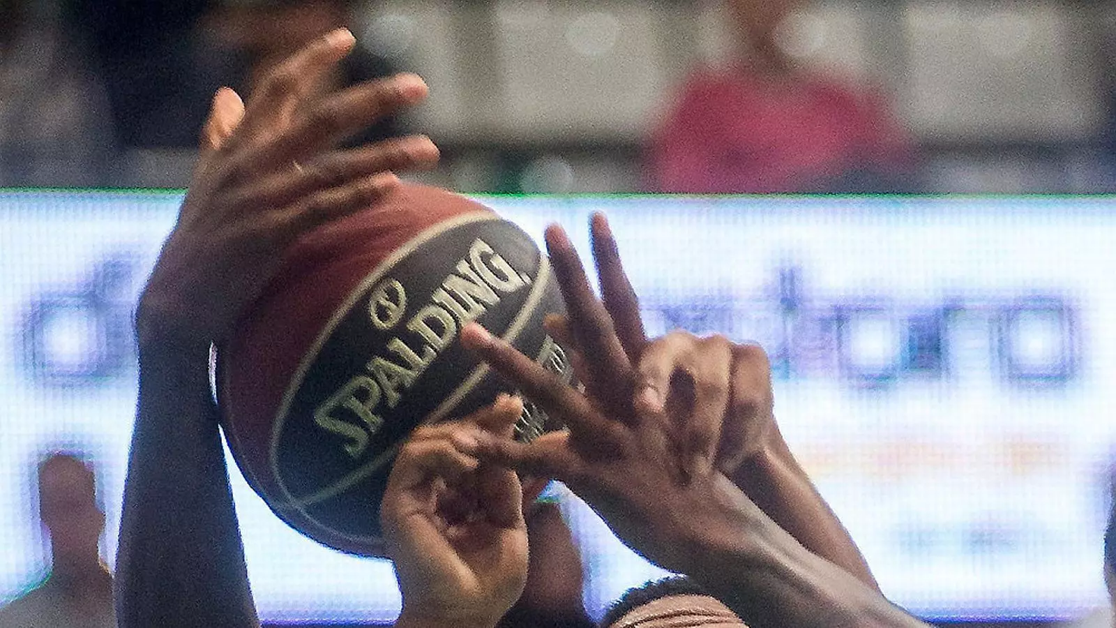 Maalik Wayns (Penya) lluitant amb Deon Thompson.