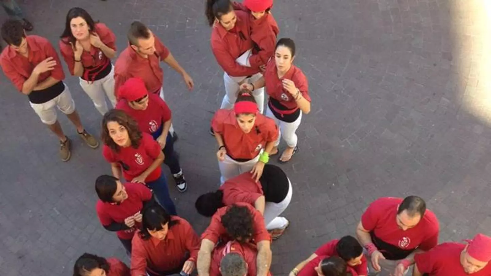 La pinya dels Castellers de Montcada i Reixac, nova formació de ple dret de la CCCC. CASTELLERS DE MONTCADA