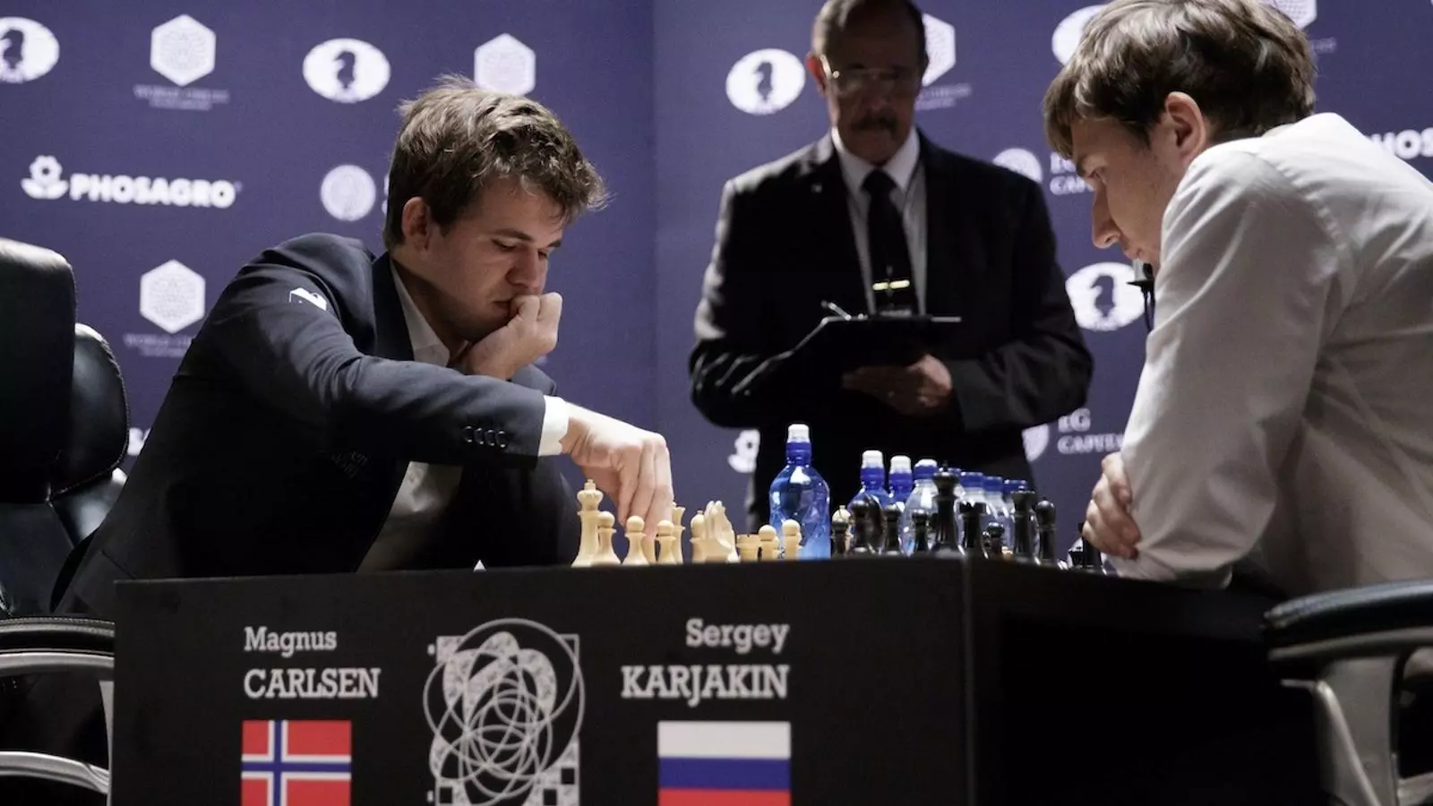 Magnus Carlsen (a l'esquerra) ha guanyat Karjakin