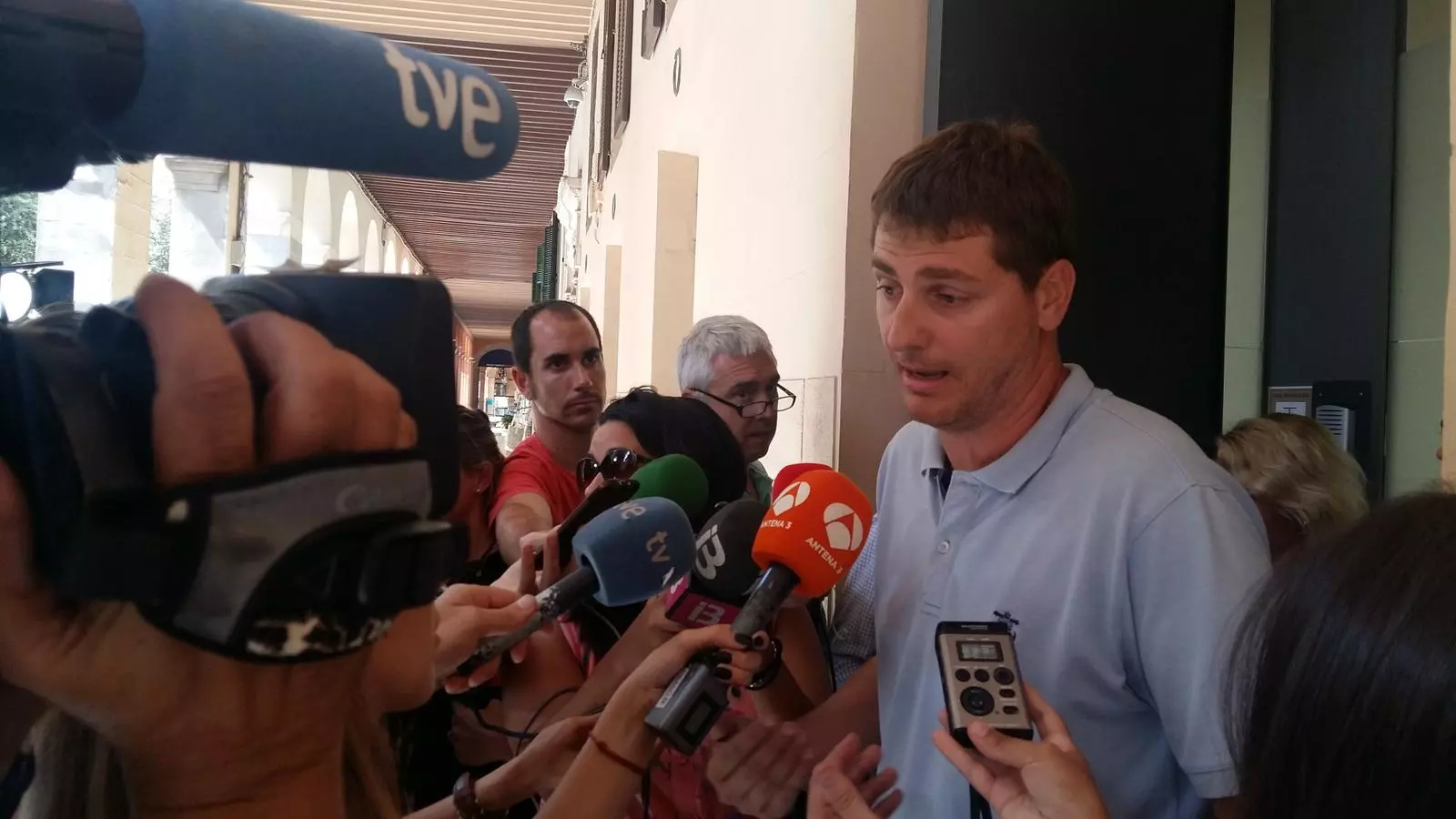 El secretari general del PP, Sebasdtià Sagreras, a les portes de la seu del partit.