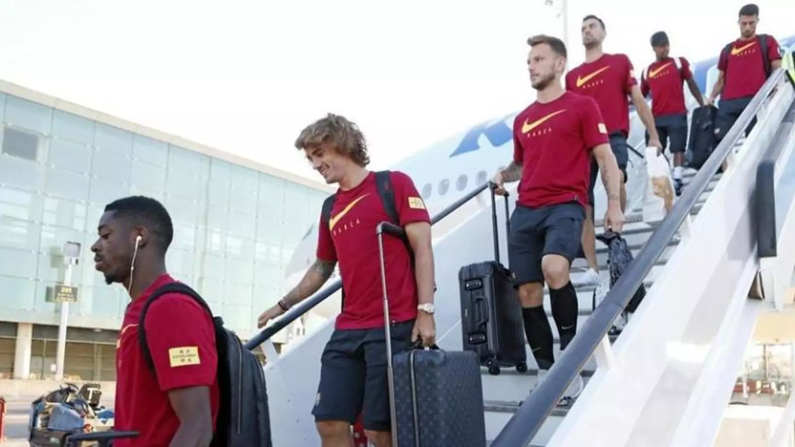 El primer equip del Barça tornant de la seva última gira d'estiu.