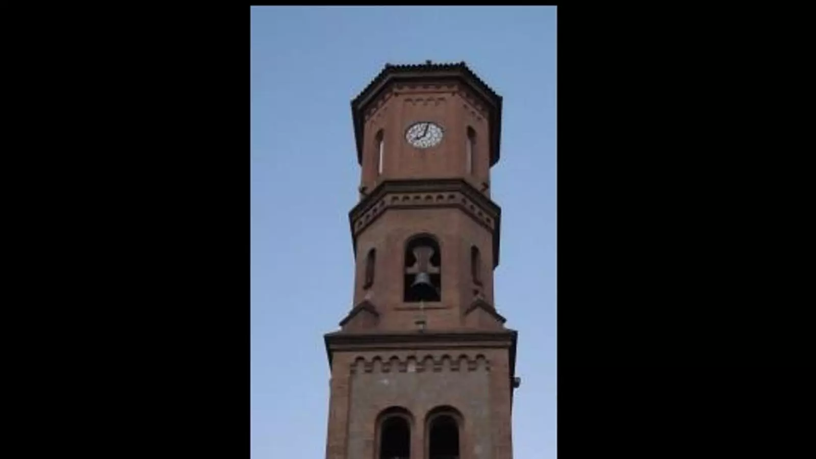 La senyera, al campanar de la catedral de Sant Llorenç de Sant Feliu de Llobregat