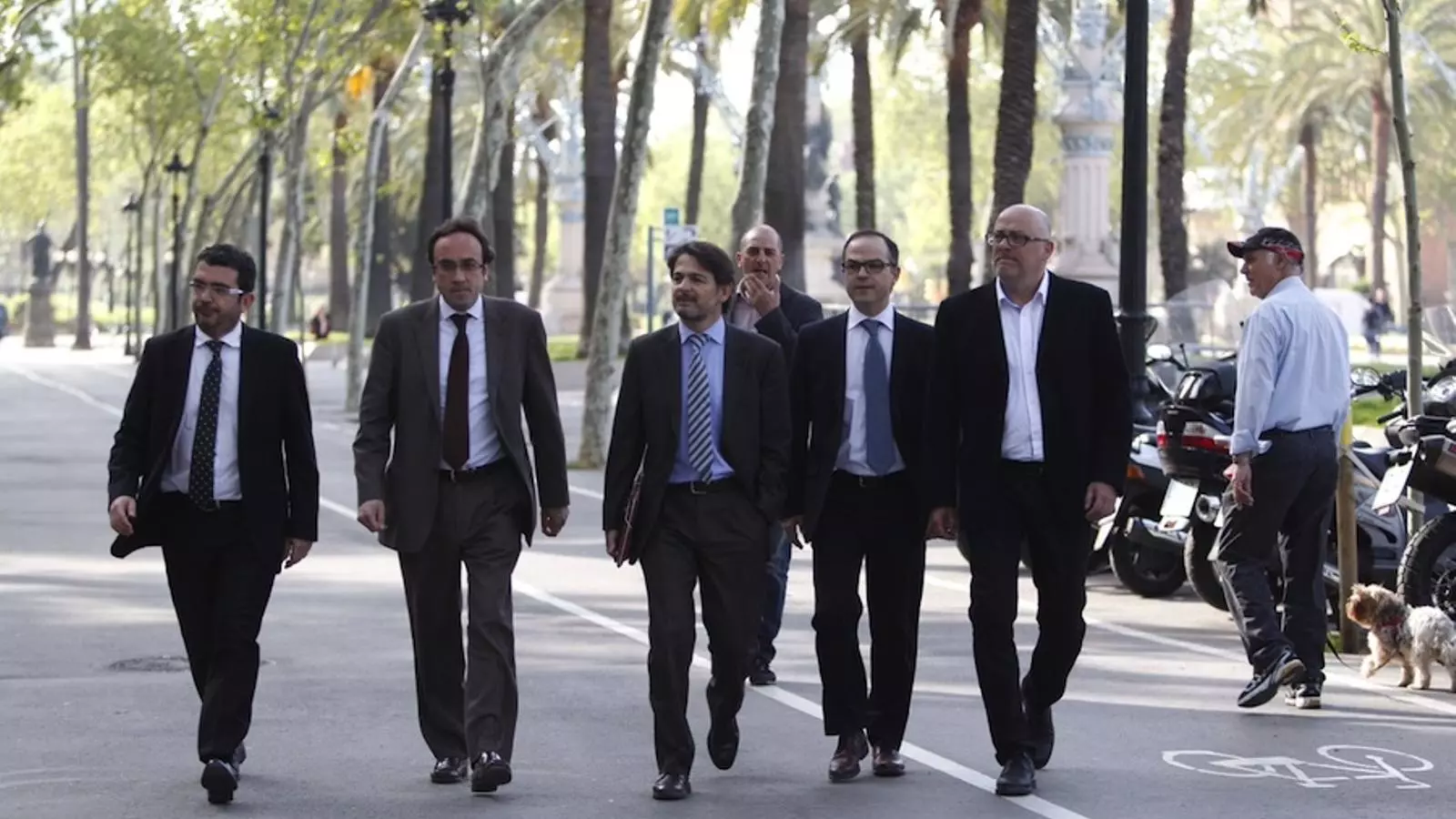 Oriol Pujol (al centre) arriba al TSJC per declarar com a imputat pel cas de les ITV, acompanyat de Josep Rull (esquerra), Jordi Turull i Lluís Corominas (dreta) / PERE TORDERA